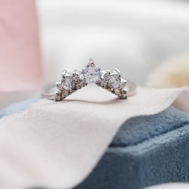 Vykrojený snubní prsten plný diamantů FIESTA Image