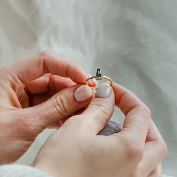 Netradiční zlatý prsten s teal safírem a diamanty AZRAQ Image