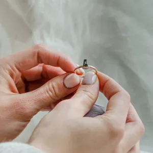 Netradiční zlatý prsten s teal safírem a diamanty AZRAQ Thumbnail