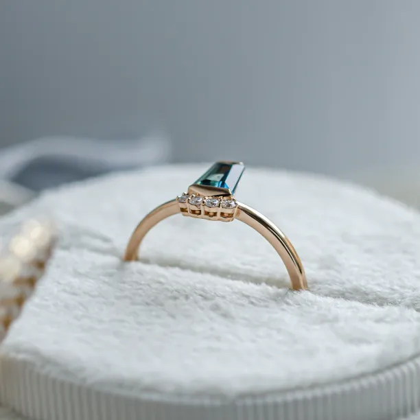 Netradiční zlatý prsten s teal safírem a diamanty AZRAQ Image