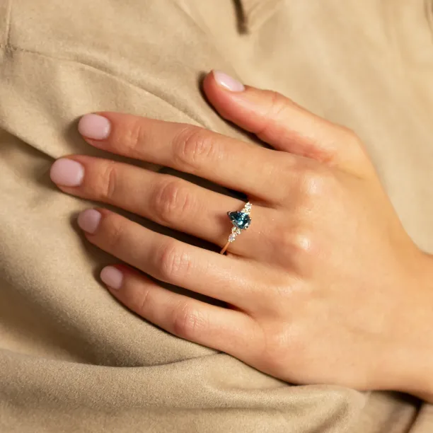 Zlatý prsten s pear blue lab grown diamantem a postranními diamanty AZURE Image