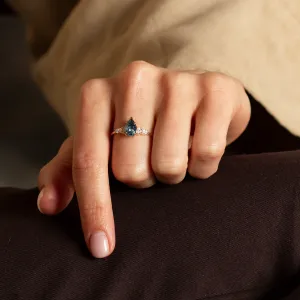 Zlatý prsten s pear blue lab grown diamantem a postranními diamanty AZURE Thumbnail