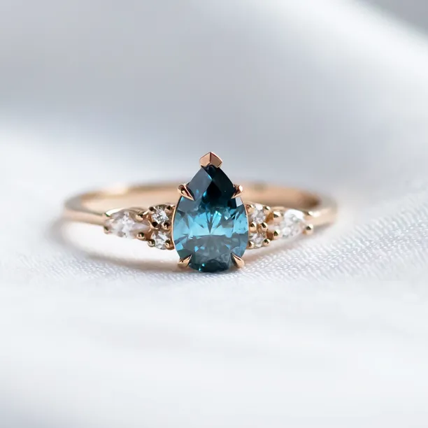 Zlatý prsten s pear blue lab grown diamantem a postranními diamanty AZURE Image