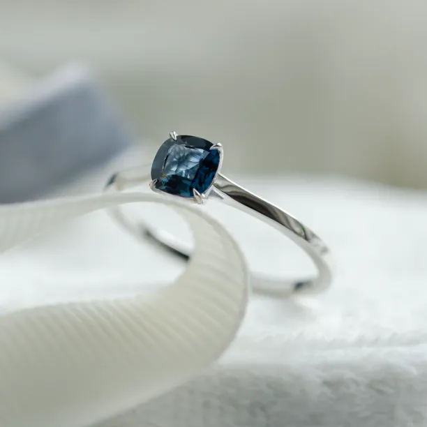 Gold ring with cushion blue sapphire NEEL Image