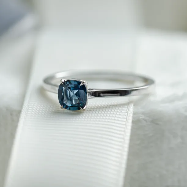 Gold ring with cushion blue sapphire NEEL Image