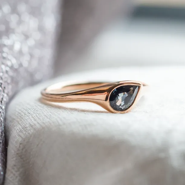 Zlatý prsten s pear modrým safírem DREW Image