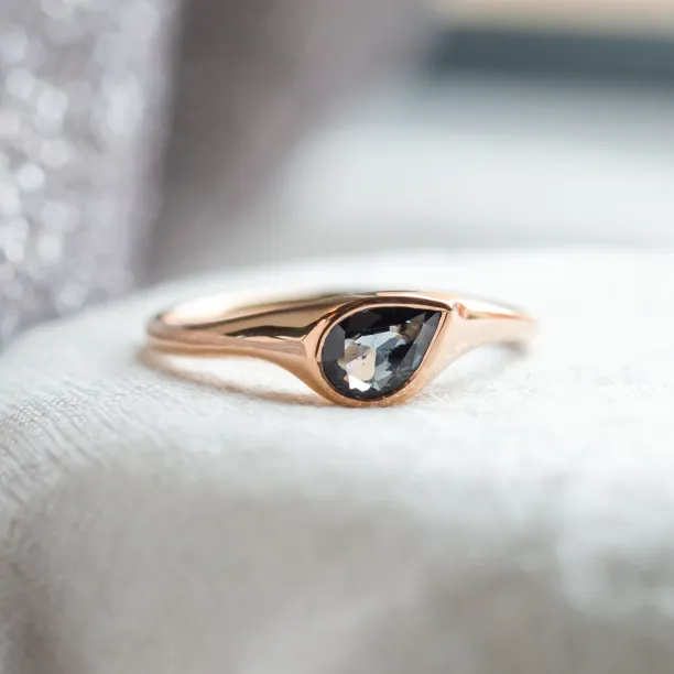 Zlatý prsten s pear modrým safírem DREW Image