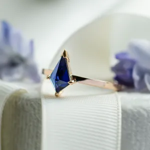 Gold ring with kite blue lab grown sapphire KODA Thumbnail