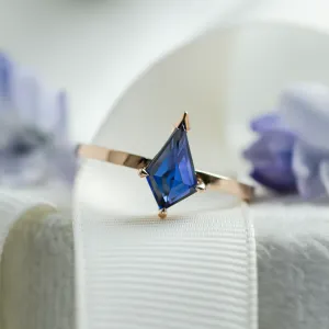Gold ring with kite blue lab grown sapphire KODA Thumbnail
