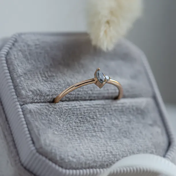 Zlatý minimalistický cluster prsten se salt and pepper diamanty KAIP Image