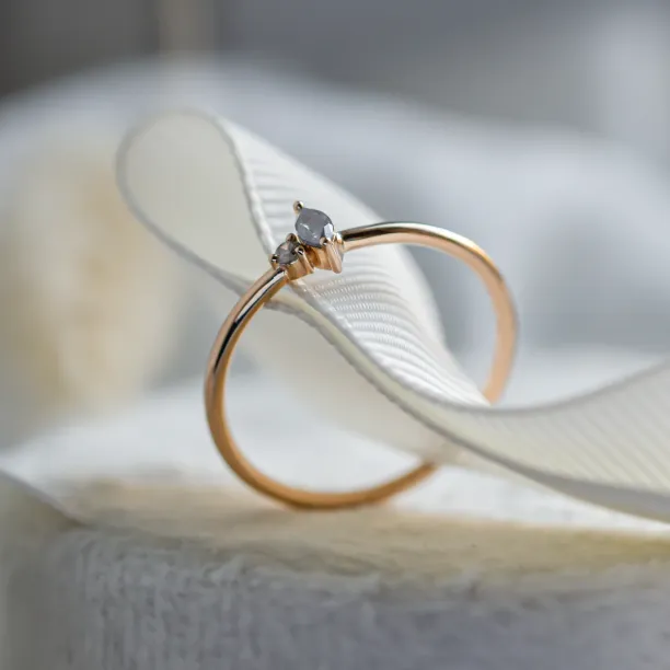 Zlatý minimalistický cluster prsten se salt and pepper diamanty KAIP Image