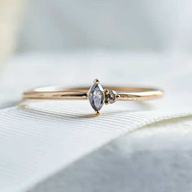 Zlatý minimalistický cluster prsten se salt and pepper diamanty KAIP Image