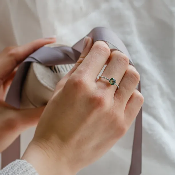 Zlatý zásnubní prsten s mechovým achátem a moissanity ARWEN Image