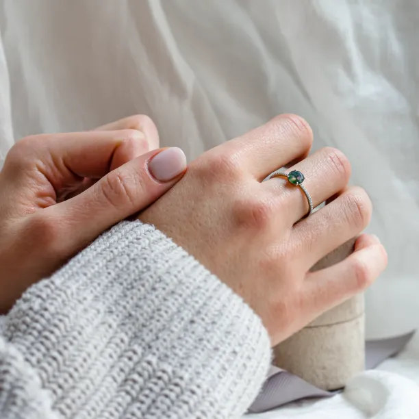 Zlatý zásnubní prsten s mechovým achátem a moissanity ARWEN Image