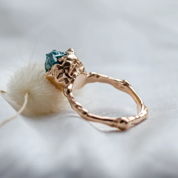 Netradiční prsten s modrým surovým diamantem MARE Image