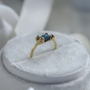 Gold ring with blue raw diamond and hammered surface SEA Thumbnail