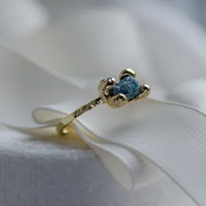Gold ring with blue raw diamond and hammered surface SEA Thumbnail