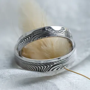 Wedding rings with abstract relief and diamonds OMEGA Thumbnail