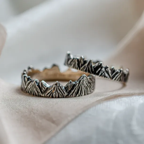 Snubní prsteny ve tvaru hor s černým rhodiem SILVRETTA Image