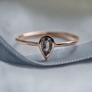 Minimalistický zásnubní prsten s pear salt and pepper diamantem LAELIA Thumbnail