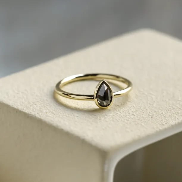 Minimalistický zásnubní prsten s pear salt and pepper diamantem LAELIA Image