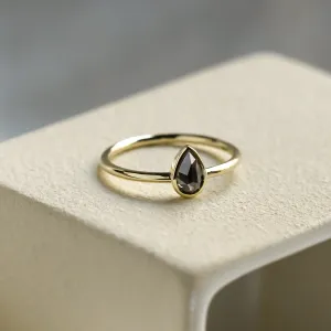 Minimalistický zásnubní prsten s pear salt and pepper diamantem LAELIA Thumbnail