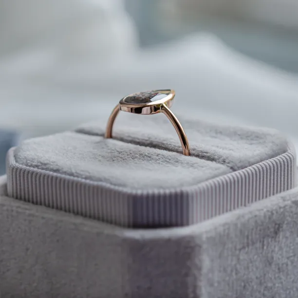 Prsten s velkým salt and pepper diamantem FLAVIA Image