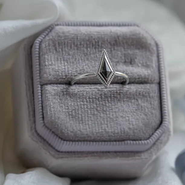 Vintage kite prsten se salt and pepper diamantem LIVIA Image