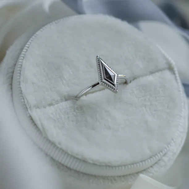 Vintage kite prsten se salt and pepper diamantem LIVIA Image