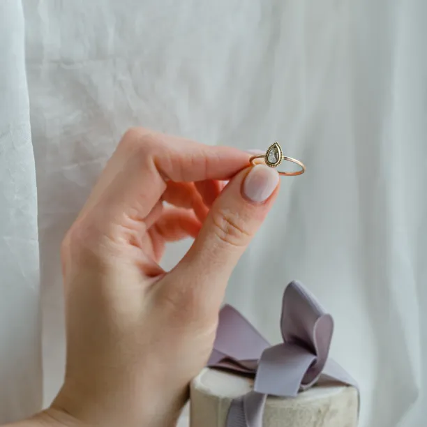 Prsten ve vintage stylu se salt'n'pepper diamantem ANTONIA Image