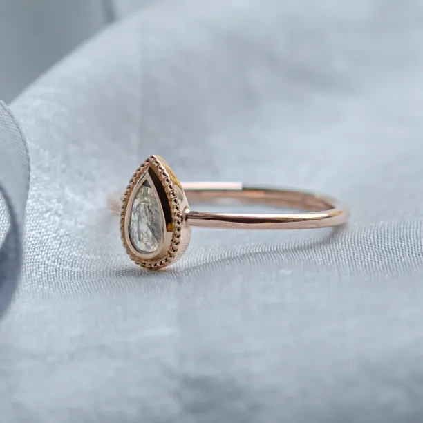 Prsten ve vintage stylu se salt'n'pepper diamantem ANTONIA Image