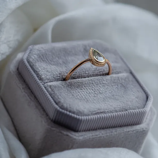 Prsten ve vintage stylu se salt'n'pepper diamantem ANTONIA Image