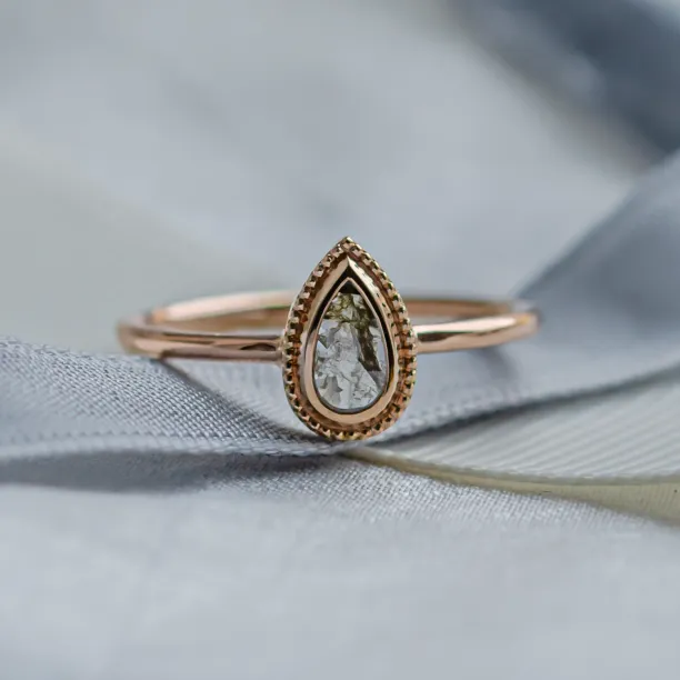 Prsten ve vintage stylu se salt'n'pepper diamantem ANTONIA Image