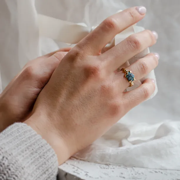 Zlatý prsten s nebroušeným modrým diamantem CLOUD Image