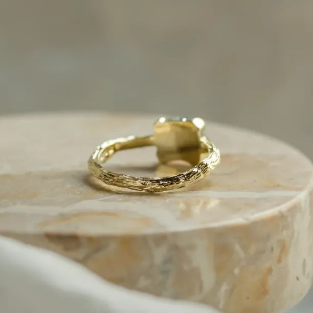 Zlatý prsten se surovým modrým diamantem a netradiční obroučkou SKY Image