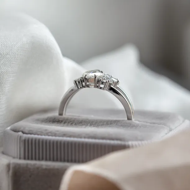 Vintage zásnubní prsten ze zlata s moissanity THEODORE Image