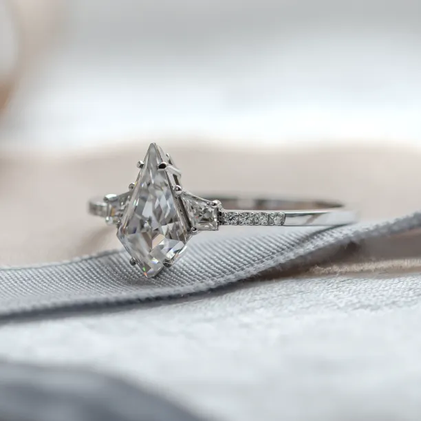 Luxusní zlatý prsten s moissanity ROGER Image