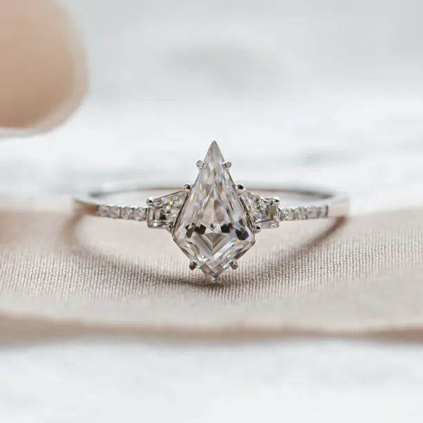 Luxusní zlatý prsten s moissanity ROGER Image