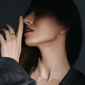 Jednoduchý zásnubní prsten s kite moissanitem DOMICUS Thumbnail