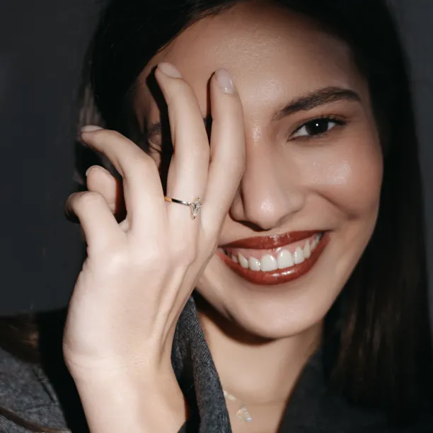 Jednoduchý zásnubní prsten s kite moissanitem DOMICUS Image