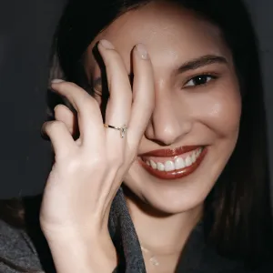 Jednoduchý zásnubní prsten s kite moissanitem DOMICUS Thumbnail