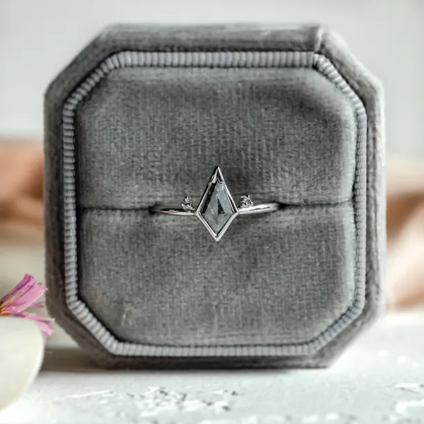 Prsten s postranními a kite salt and pepper diamanty KATRIN Image