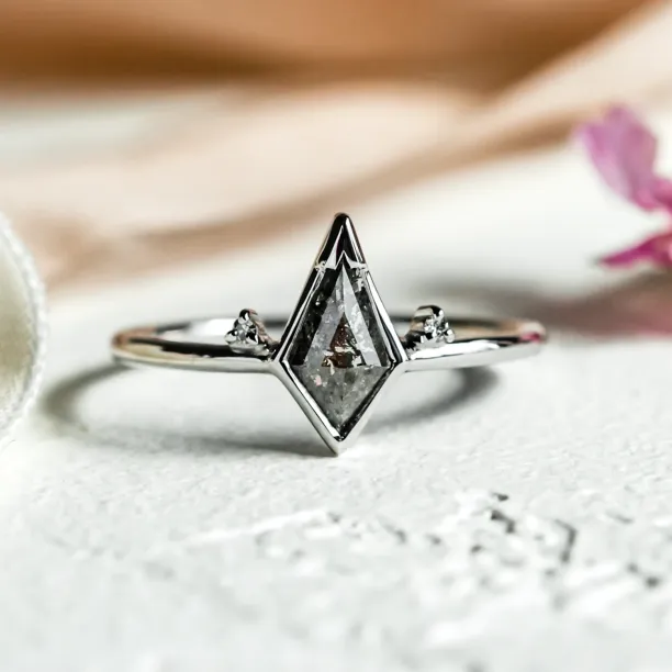 Prsten s postranními a kite salt and pepper diamanty KATRIN Image