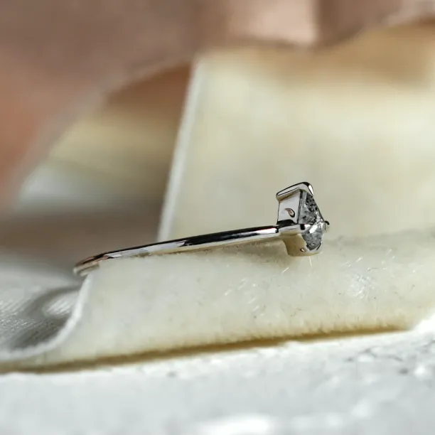 Minimalistický prsten s kite salt and pepper diamantem KATE Image