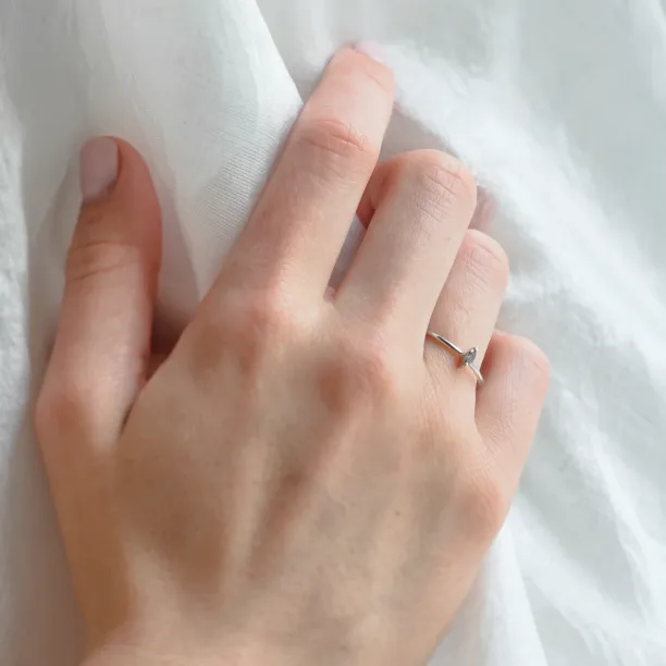 Minimalistický zásnubní prsten s markýz salt and pepper diamantem MARKETA Image