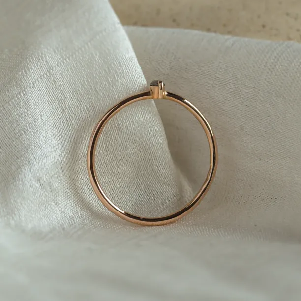 Minimalistický zásnubní prsten s markýz salt and pepper diamantem MARKETA Image