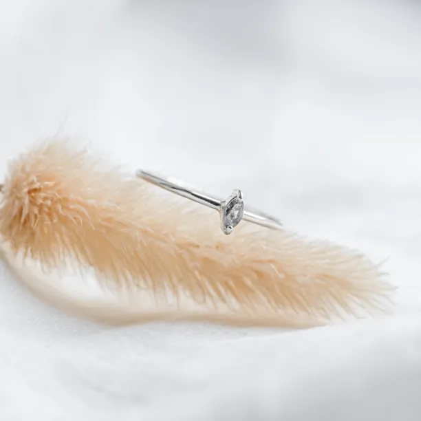 Minimalistický zásnubní prsten s markýz salt and pepper diamantem MARKETA Image