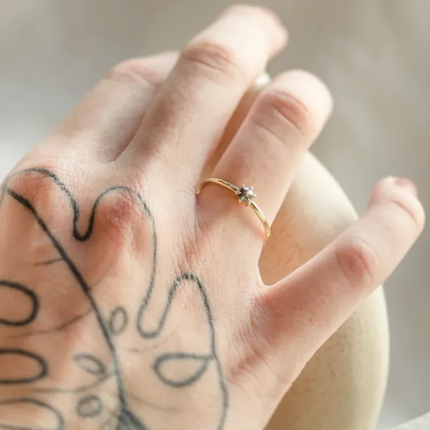 Minimalistický prsten se salt and pepper diamantem ve tvaru hexagon HEXI Image