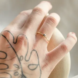 Minimalistický prsten se salt and pepper diamantem ve tvaru hexagon HEXI Thumbnail