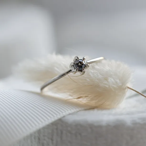 Minimalistický prsten se salt and pepper diamantem ve tvaru hexagon HEXI Image